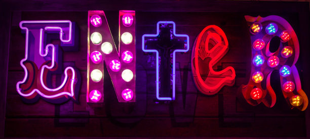 在彩色灯光中显示“进入”字样的霓虹灯图片下载