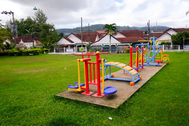 孩子们在公园里玩图片下载