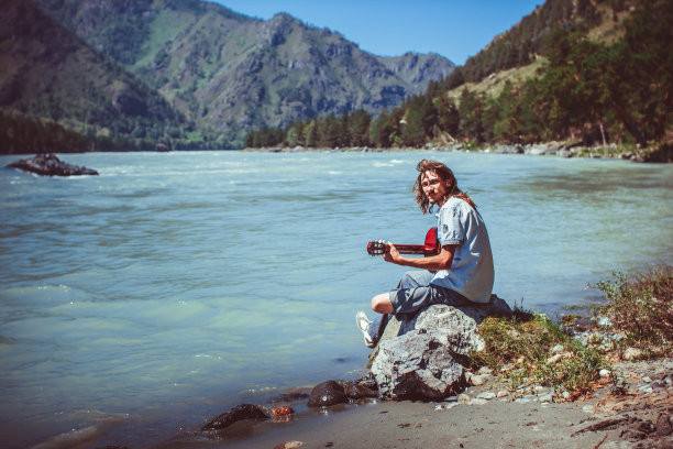 河边那个拿着吉他的家伙图片下载