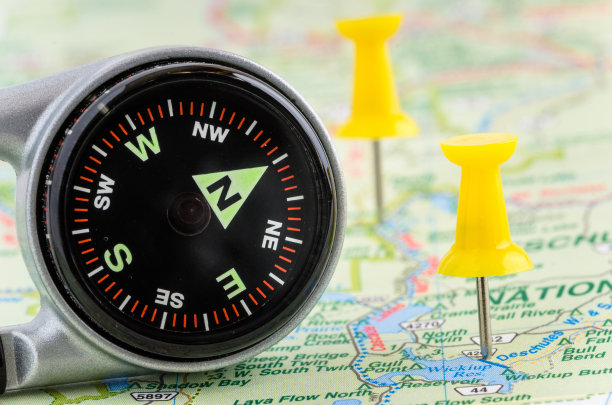 地图上的指南针和图钉图片下载