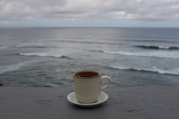 一杯茶，远眺大海图片下载