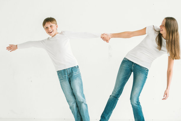 家庭母亲和儿子玩工作室全长图片下载