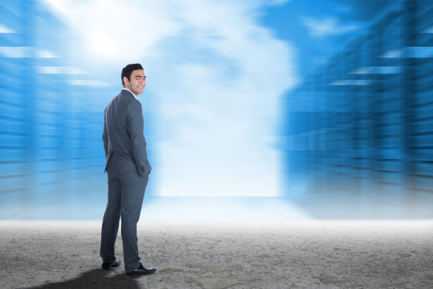 微笑的商人站在那里的合成图像图片下载