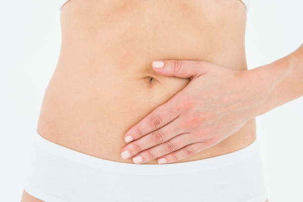 一个健康的女人在摸她疼痛的肚子图片下载