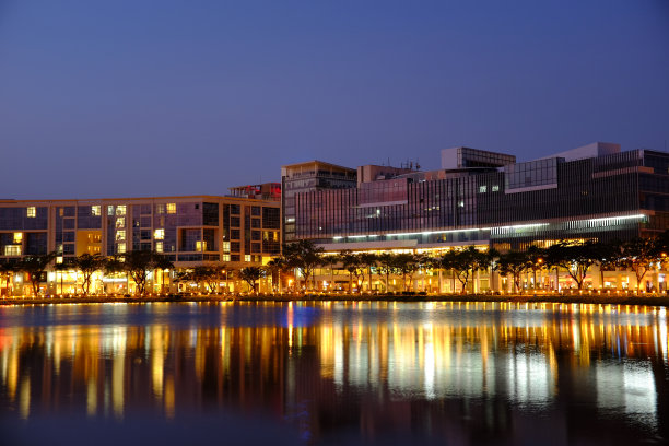 城市夜晚在湖边图片下载