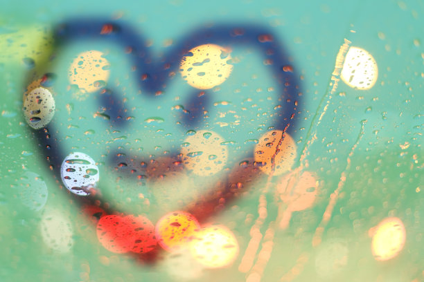 雨点和心，洒在窗上，带着淡淡的散痕。图片下载