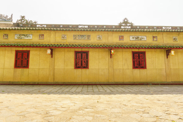 走道和红色的窗户图片下载