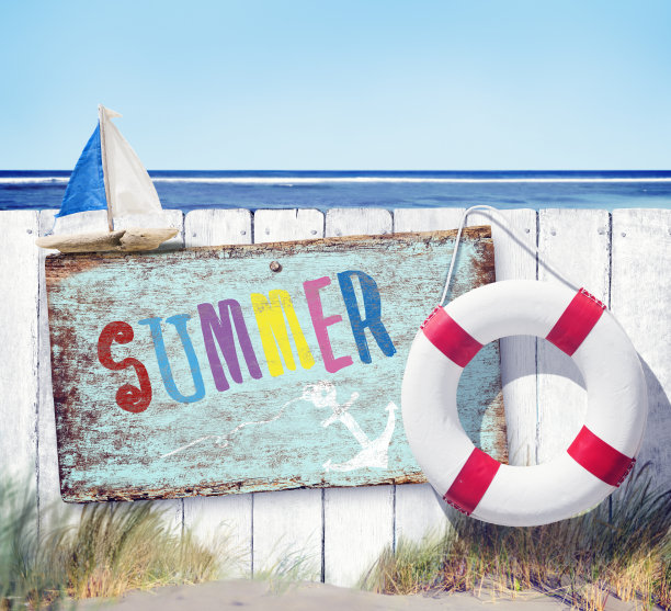 沙滩上的白色栅栏和夏日招牌图片下载