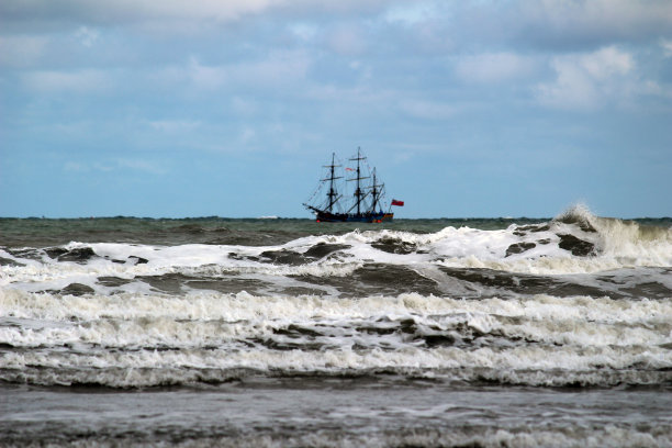 惠特比波浪与老式船图片下载