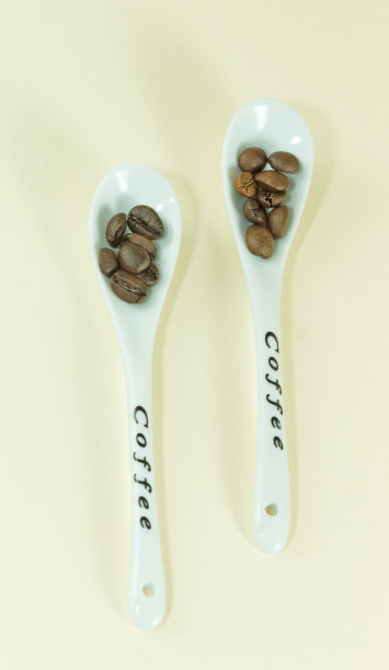 用勺子舀咖啡豆图片下载