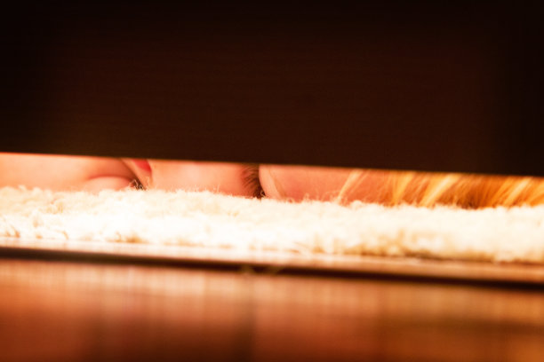 睡在门下的小男孩图片下载