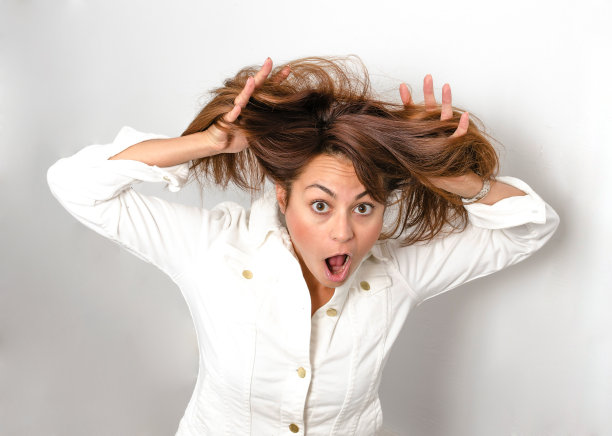 一个美丽的黑发女人的情感图片下载