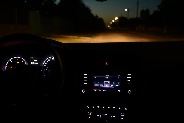 在晚上开车图片下载