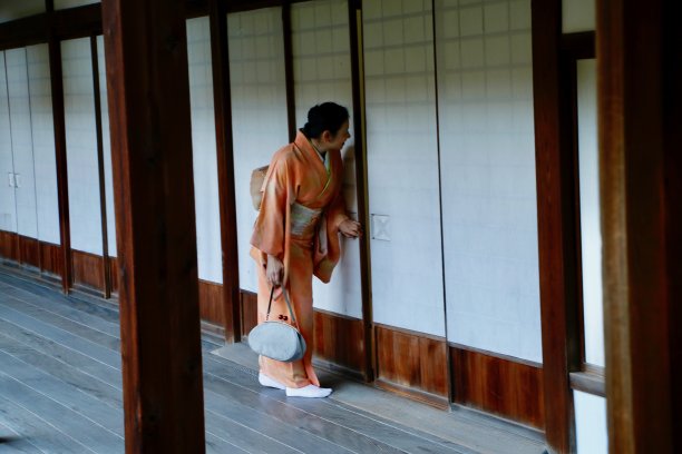 女人走进房间图片下载