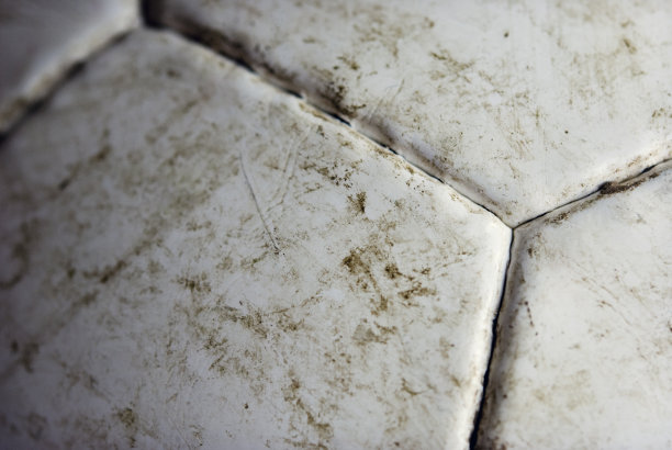 泥泞的足球图片下载