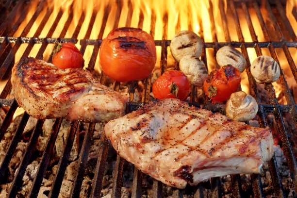 肋排牛排，番茄和蘑菇在热烧烤图片下载