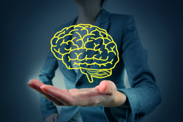 女人手上拿着大脑符号图片下载