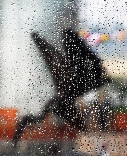 7、五彩的水滴在玻璃上，雨点落在玻璃上图片下载