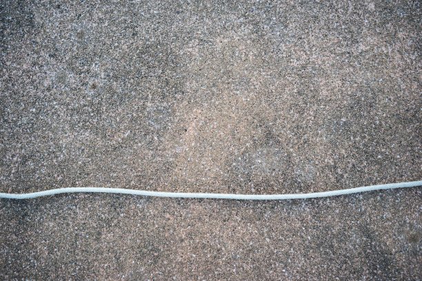 绳子放在水泥地板上图片下载