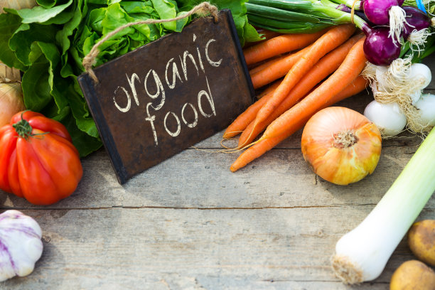 桌上放着有机蔬菜图片下载