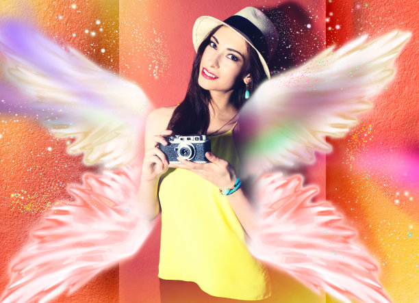 带着翅膀和相机的魔术师，戴着帽子微笑着图片下载