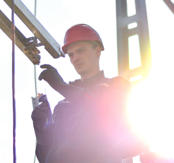 带防护设备在高空工作的电工图片下载