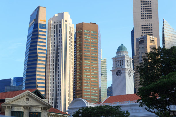 维多利亚剧院和音乐厅钟塔和摩天大楼，新加坡图片下载