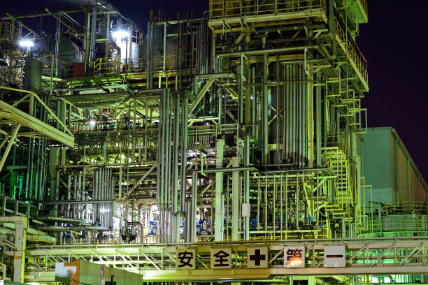 夜晚的炼油厂图片下载