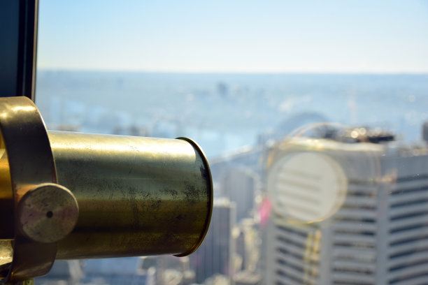 摩天大楼观景台上的金色金属探测仪图片下载