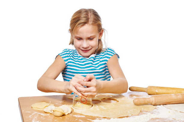 少女捏和压面皮为饺子孤立图片下载