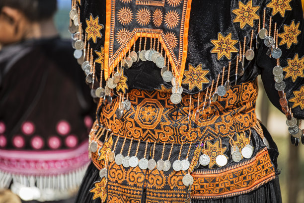 马瑟山部落的传统服饰和银饰。图片下载
