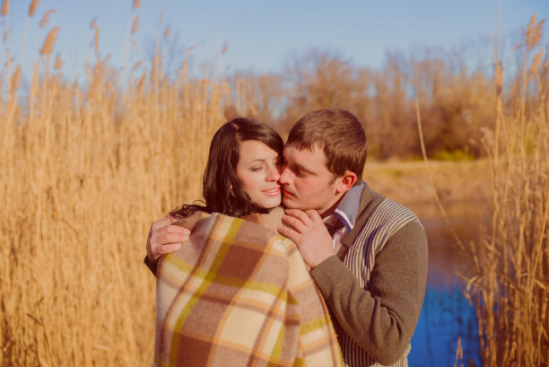 相爱的情侣在河边春暖花开图片下载