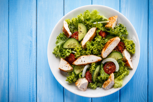蔬菜沙拉配烤鸡肉素材图片