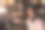 女DJ和她的听众们开心的聊天图片下载