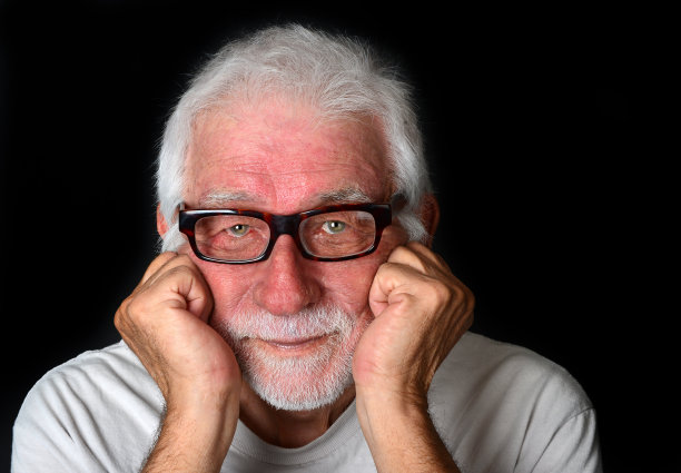 带着友好微笑的帅老头图片下载