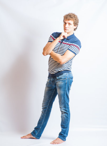 年轻男子在休闲衣服摆姿势在白色背景。图片下载