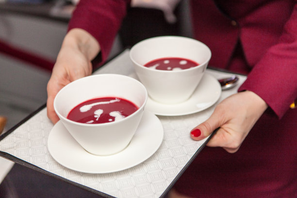 空姐端着甜瓜汤图片下载