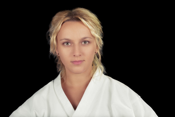 穿着和服的年轻空手道女子特写图片下载