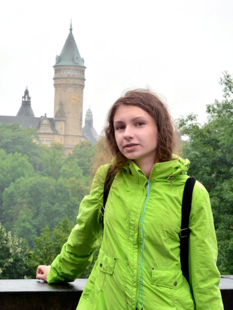 在卢森堡上学的女生，去欧洲旅行的女性图片下载