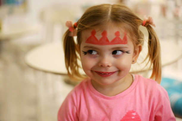 画着公主脸的小女孩。图片下载