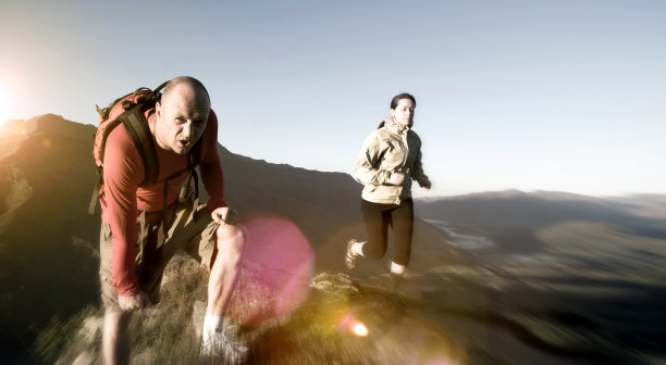 极限运动员在山上锻炼的概念图片下载