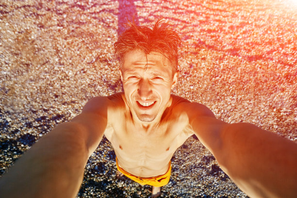 海滩上快乐的年轻人图片下载