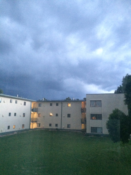 暴风雨的前夕图片下载