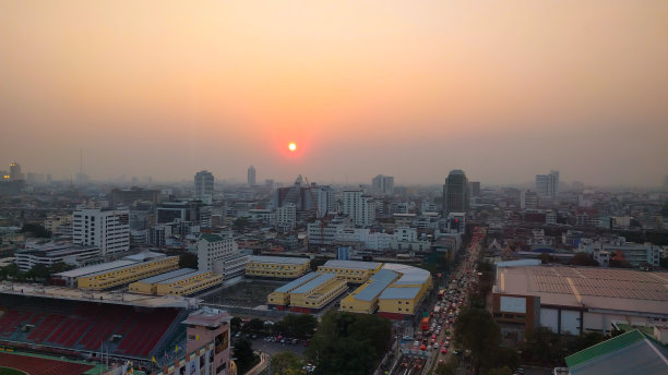 被污染城市的日落图片下载