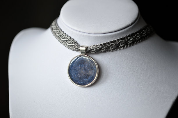 由丝带和手工吊坠制成的颈链图片下载