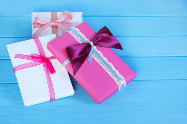 包装的盒子，浅蓝色木制背景的礼物。有选择性的图片下载