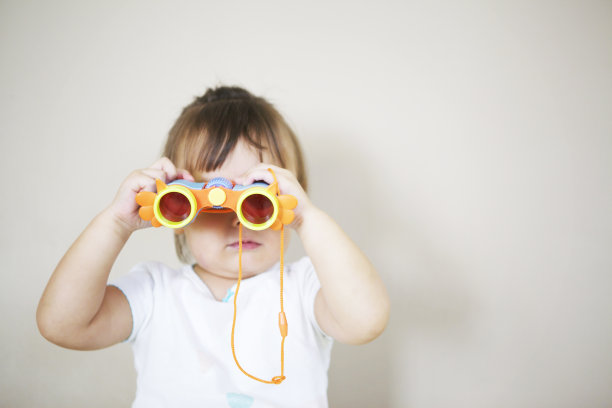 拿着望远镜的小女孩图片下载