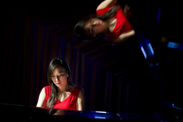 弹奏钢琴的美女图片下载