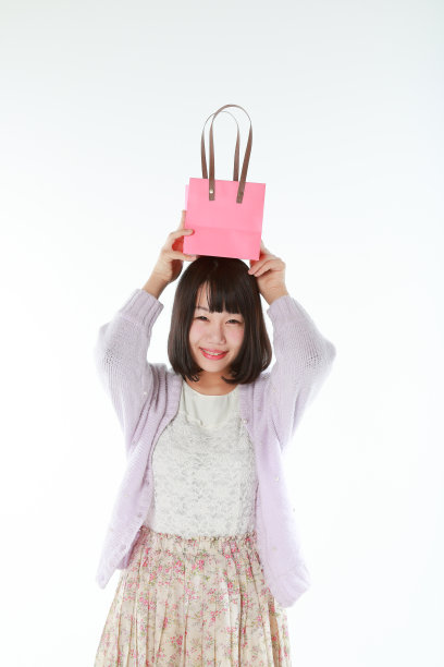 有一个纸袋的女人图片下载