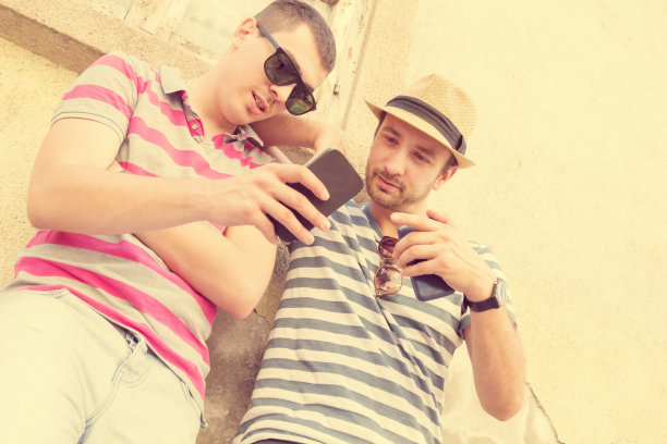 男人用他们的智能手机。图片下载